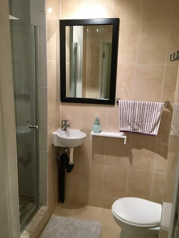 Toronto Garden Inn बिस्तर और नाश्ता